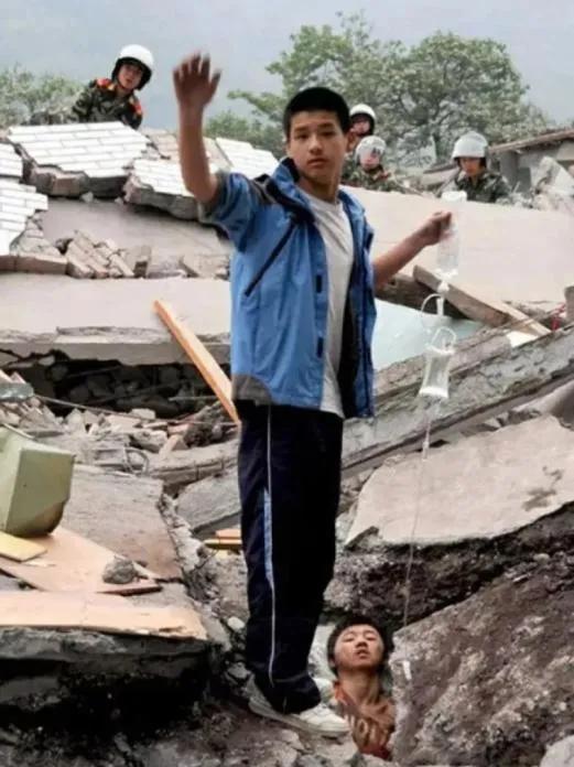汶川地震感动外国网友，汶川地震央视记者哭视频？
