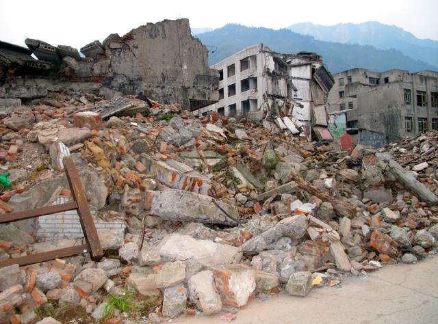 外国记者汶川地震哭了多少人，汶川地震国外记者落泪？